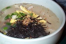 Tteokguk – zupa z tteok (ciasta ryżowego)